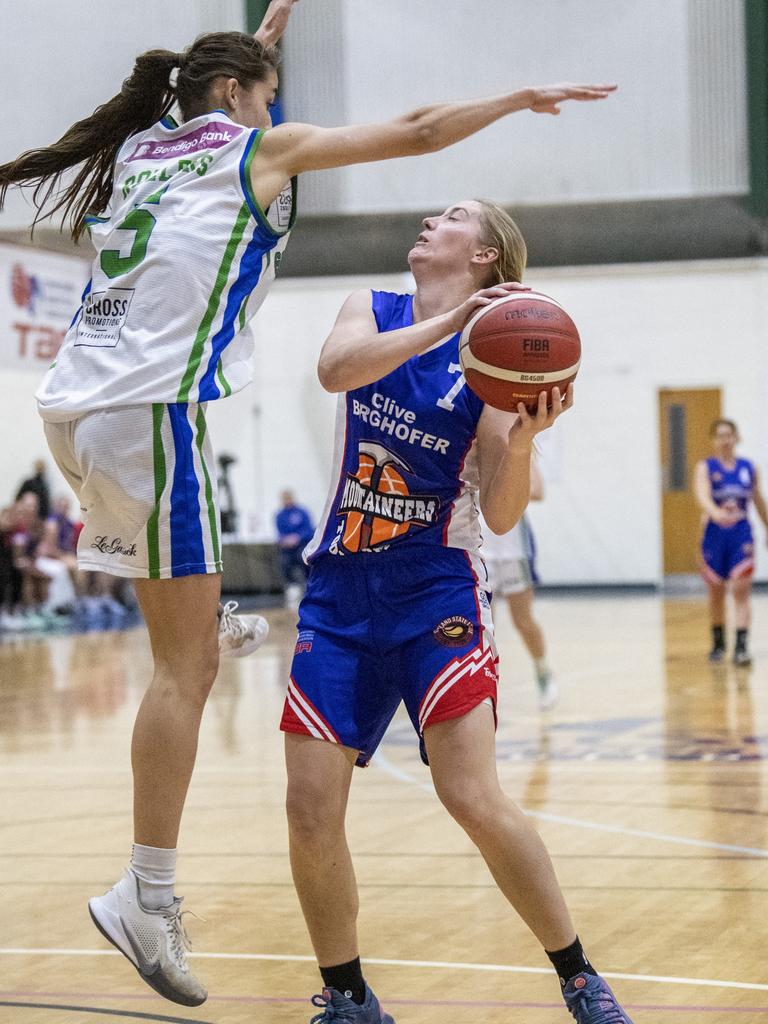 Brittany Hayes, Mountaineers. QSL basketball, Mountaineers vs Gold Coast Rollers. Friday, June 18, 2021. Picture: Nev Madsen.
