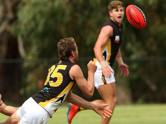 Alex Urban fires off a handball for Balwyn. Picture: Stuart Milligan