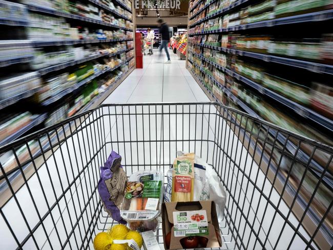 (FILES) This photograph taken on December 7, 2022, shows a shopping cart in a supermarket at Balma, near Toulouse, southwestern France, . - France's Prime Minister Elisabeth Borne on April 27, 2023, has called on agribusinesses to make an effort in renegotiations with supermarkets in an effort to bring down prices on the shelves, in the face of ever-rising food inflation. (Photo by Lionel BONAVENTURE / AFP)