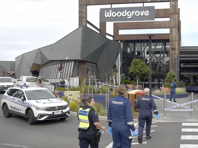 MELBOURNE, AUSTRALIA - NewsWire Photos SEPTEMBER 24, 2024: Police investigate the stabbing murder of a teenage boy at Woodgrove Shopping Centre at Melton West. Picture: NewsWire / Andrew Henshaw