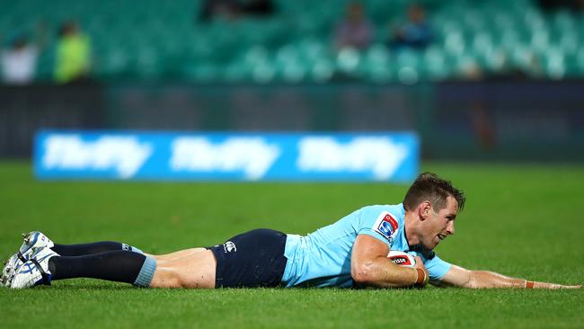 Bernard Foley scores for the Waratahs. Picture: Getty Images