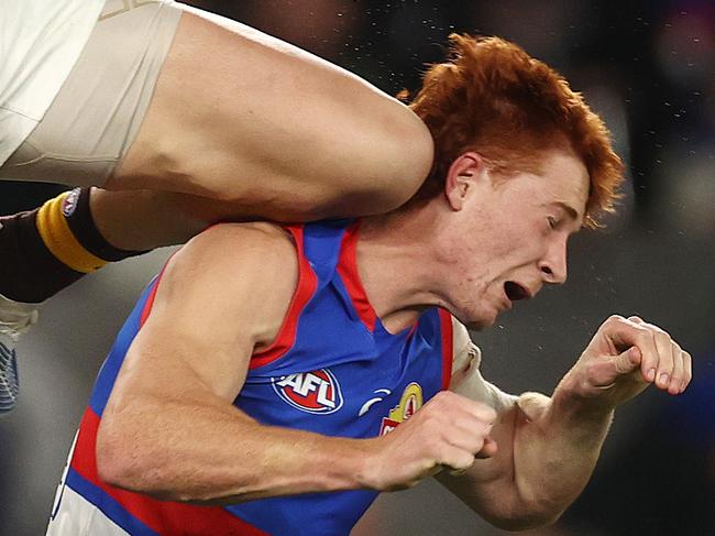 MELBOURNE. 24/06/2022..   AFL Round 15 .  Western Bulldogs vs Hawthorn at Marvel Stadium.  Bulldog Ed Richards gets a knee in the back of his head from Mitch Lewis of the Hawks causing him to be subbed out with concussion  . Photo by Michael Klein