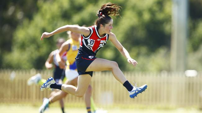 Mikayla Meyer kicks a goal for Darebin.