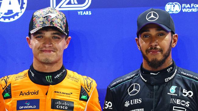 SINGAPORE, SINGAPORE - SEPTEMBER 21: Pole position qualifier Lando Norris of Great Britain and McLaren, Second placed qualifier Max Verstappen of the Netherlands and Oracle Red Bull Racing and Third placed qualifier Lewis Hamilton of Great Britain and Mercedes pose for a photo in parc ferme during qualifying ahead of the F1 Grand Prix of Singapore at Marina Bay Street Circuit on September 21, 2024 in Singapore, Singapore. (Photo by Mark Thompson/Getty Images)