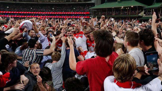 Thousands of fans stormed the SCG on Friday night after Lance Franklin booted his 1000th career goal. Picture: Getty Images