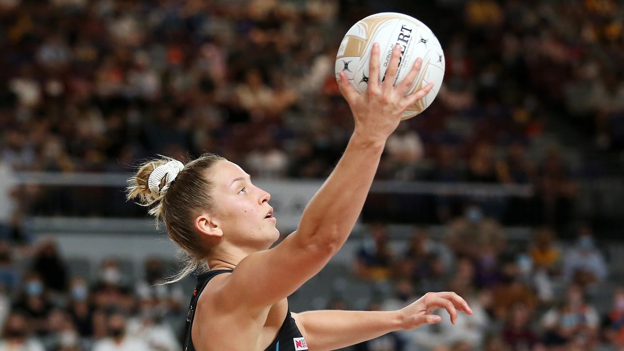 BRISBANE, AUSTRALIA - AUGUST 14: Jamie-Lee Price of the Giants catches a pass during the Super Netball Semi-Final match between GWS Giants and Sydney Swifts at Nissan Arena, on August 14, 2021, in Brisbane, Australia. (Photo by Jono Searle/Getty Images)