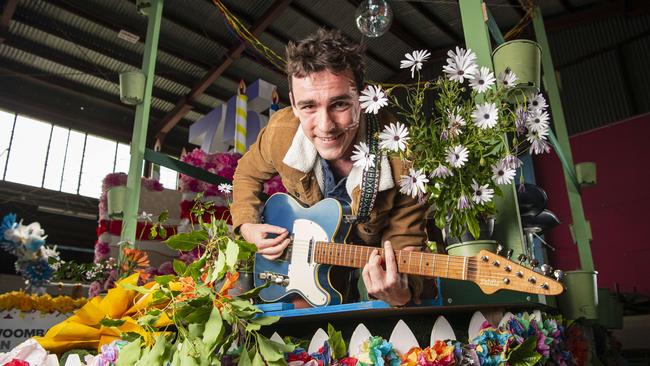 Harry Powell of Another Harry gets the Dave and the Mudcrabs float ready for the Grand Central Floral Parade of the Toowoomba Carnival of Flowers, Thursday, September 19, 2024. Picture: Kevin Farmer