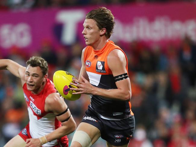 Giants Lachie Whitfield breaks clear of Sydney's Will Hayward during AFL Elimination Final between the Sydney Swans and GWS Giants at the SCG. Picture. Phil Hillyard