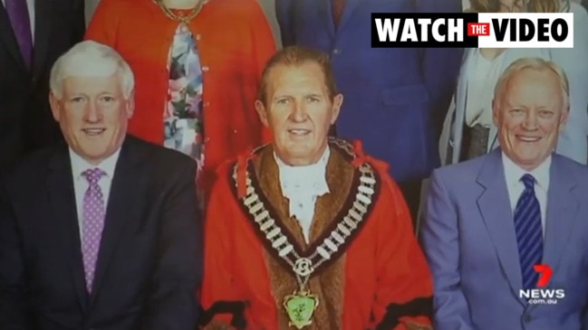 Mayor in strife over missing robes, chain (7NEWS)