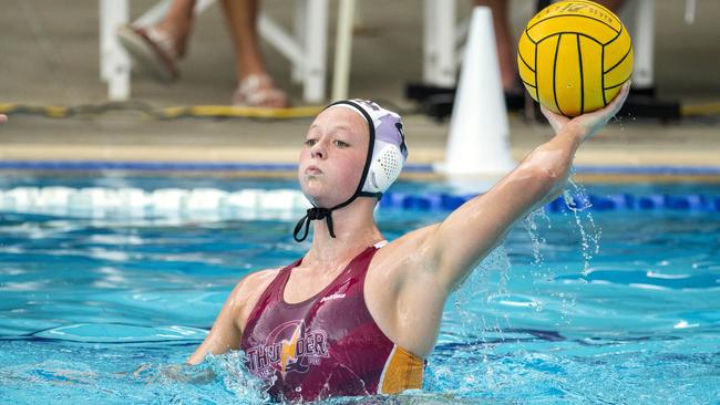 Abby Andrews prepares to pass for Queensland Thunder. (AAP Image/Richard Walker)