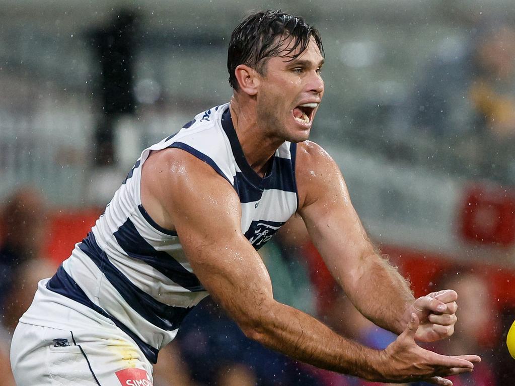 MELBOURNE, AUSTRALIA - APRIL 01: Tom Hawkins of the Cats handpasses the ball during the 2024 AFL Round 03 match between the Hawthorn Hawks and the Geelong Cats at the Melbourne Cricket Ground on April 01, 2024 in Melbourne, Australia. (Photo by Dylan Burns/AFL Photos via Getty Images)