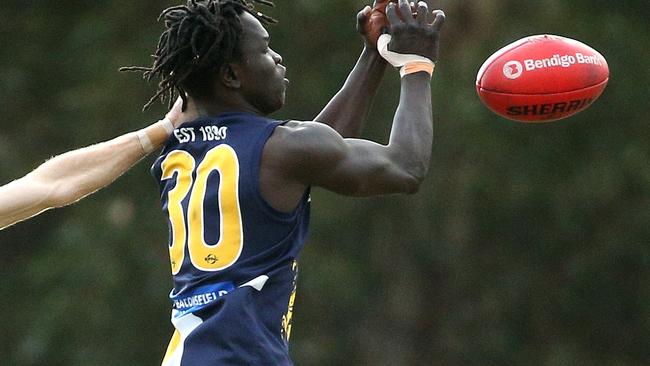 EFL Division 1 2022: Bayswater v Beaconsfield at Bayswater Oval: Jafar Ocaa of Beaconsfield attempts to mark on Saturday July 2, 2022, in Bayswater, Australia.Picture: Hamish Blair