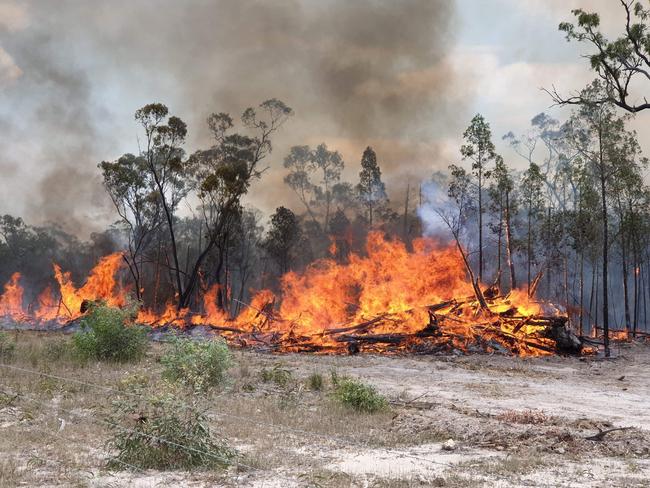 Bushfire west of Toowoomba continues to burn