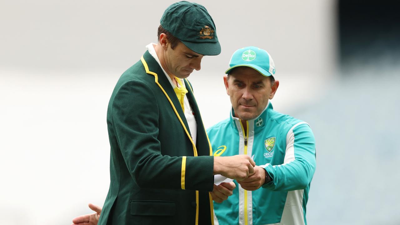 Pat Cummins dan pelatih kepala Australia Justin Langer.