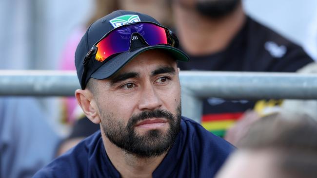 PENRITH, AUSTRALIA - SEPTEMBER 09:  Injured Warriors player Shaun Johnson looks on during the NRL Qualifying Final match between Penrith Panthers and New Zealand Warriors at BlueBet Stadium on September 09, 2023 in Penrith, Australia. (Photo by Matt King/Getty Images)