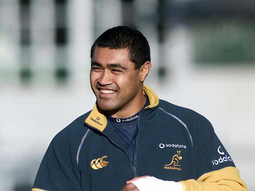 Rugby player Toutai Kefu at Australia Wallabies training 24 Jun 2002. broken hand