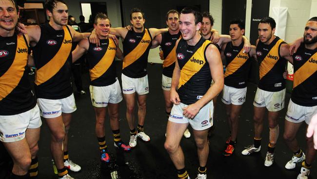 Brett O'Hanlon stands in the middle of the Richmond Tigers circle singing the song in 2012.