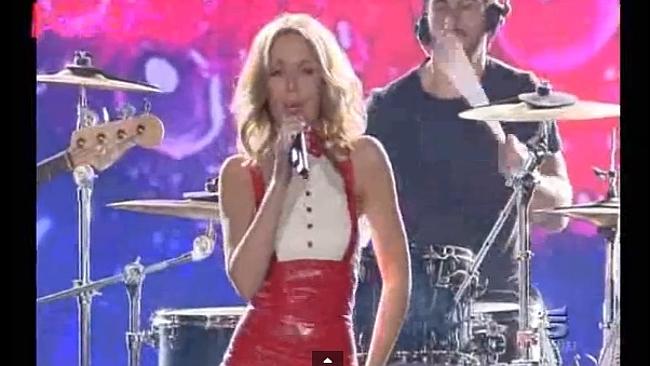 Robert De Niro utterly unimpressed during Kylie Minogue performance on Italian TV | news.com.au — Australia's leading news