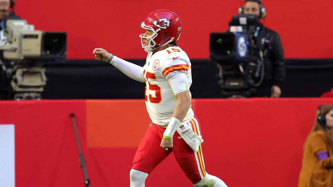 Kansas City Chiefs quarterback Bill Stull warms up before a NFL preseason  football game Saturday, Aug 21, 2010 in Tampa, Fla. (AP Photo/Steve Nesius  Stock Photo - Alamy