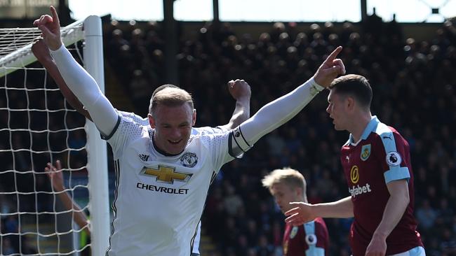 Manchester United's English striker Wayne Rooney (C) celebrates.