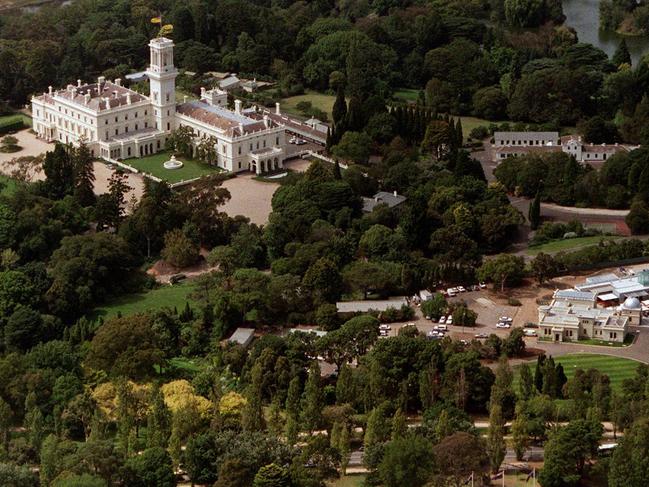 10/3/1999:  Aerial view of Government House and the Melbourne Observatory in the Kings Domain gardens.