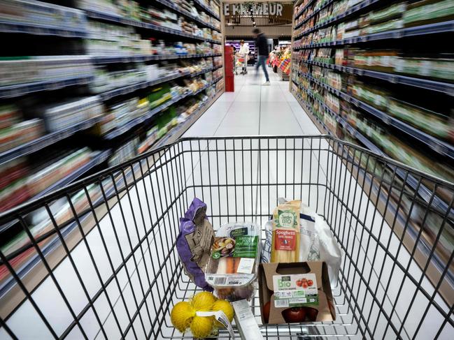 (FILES) This photograph taken on December 7, 2022, shows a shopping cart in a supermarket at Balma, near Toulouse, southwestern France, . - France's Prime Minister Elisabeth Borne on April 27, 2023, has called on agribusinesses to make an effort in renegotiations with supermarkets in an effort to bring down prices on the shelves, in the face of ever-rising food inflation. (Photo by Lionel BONAVENTURE / AFP)