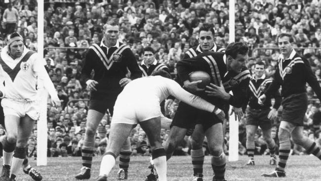 Mick Veivers with ball during his league career in 1966.