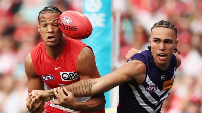 SYDNEY, AUSTRALIA - JUNE 29:  Joel Amartey of the Swans competes for the ball against Joshua Draper of the Dockers during the round 16 AFL match between Sydney Swans and Fremantle Dockers at SCG, on June 29, 2024, in Sydney, Australia. (Photo by Matt King/AFL Photos/via Getty Images)