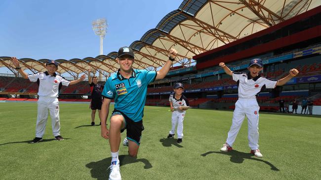 Gold Coast cricketer Matt Kuhneman with young Mudgeeraba juniors (from left) Jerrod Henderson,10, Toby Campbell, 12, Caiden McDonald, 8, and Tristan McDonald, 10. Pic Tim Marsden