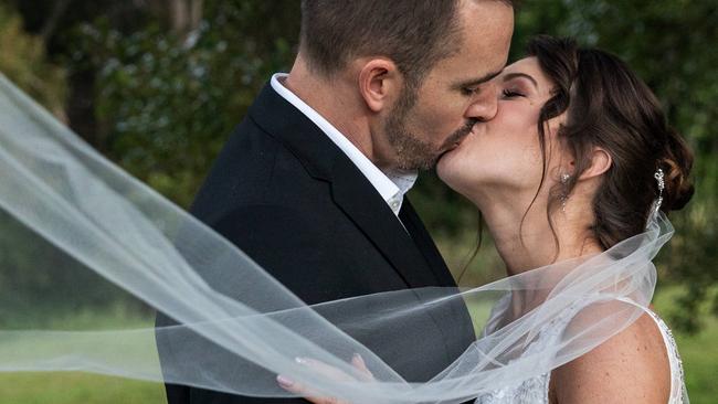 Sealed with a kiss: Richard Lomax and Beth Payne, photography: Bec Pattinson Photography