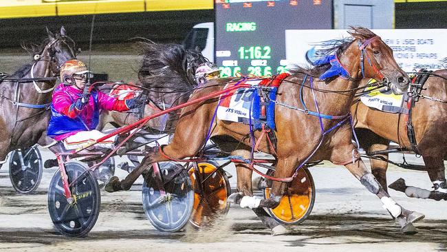 Race 6: Bendigo, Saturday 4-1-2025 Garrards Horse & Hound Bendigo Pacing Cup (Group 2)(No Nr.) Winner: Bulletproof Boy (10) Trainer: Scott Ewen; Driver: James Herbertson Race Distance: 2,150 metres, Mile Rate: 1.55.7 photography: Stuart McCormick