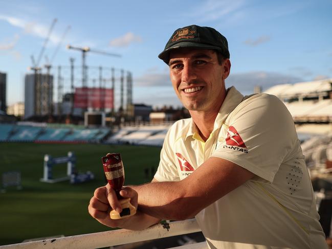 LONDON, ENGLAND - JULY 31: Pat Cummins of Australia poses with a replica Ashes Urn after Day Five of the LV= Insurance Ashes 5th Test match between England and Australia at The Kia Oval on July 31, 2023 in London, England. (Photo by Ryan Pierse/Getty Images)