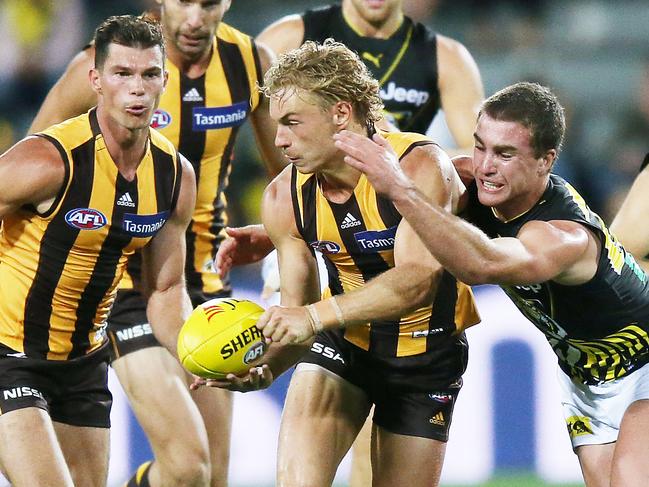 LAUNCESTON, AUSTRALIA - MARCH 09: James Worpel of the Hawks handballs to Jaeger O'Meara of the Hawks during the 2019 JLT Community Series AFL match between the Hawthorn Hawks and the Richmond Tigers at University of Tasmania Stadium on March 09, 2019 in Launceston, Australia. (Photo by Michael Dodge/Getty Images)