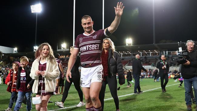 Foran walks a lap of honour with his daughter after playing his final home game at Brookvale for the Sea Eagles following the round 23. (Photo by Cameron Spencer/Getty Images)