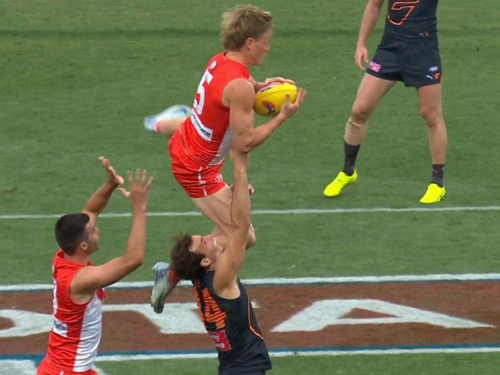 Isaac Heeney's incredible third quarter grab. Photo: Fox Sports