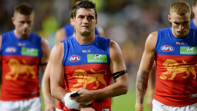 SPORT - AFL Round 1, West Coast Eagles vs Brisband Lions, Subiaco Oval, Perth. Photo by Daniel Wilkins. PICTURED- Brisbane's Tom Rockliff grabs his injured arm as he leaves the field after the 44 point loss
