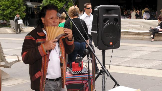 Melbourne busker Jorge Cuba has been performing in the City for decades. 