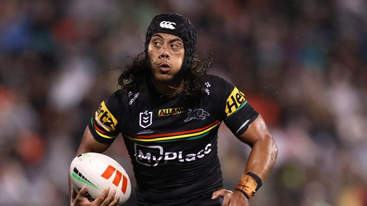 PENRITH, AUSTRALIA - MAY 10: Jarome Luai of the Panthersruns the ball during the round 10 NRL match between Penrith Panthers and Canterbury Bulldogs at BlueBet Stadium on May 10, 2024, in Penrith, Australia. (Photo by Jason McCawley/Getty Images)