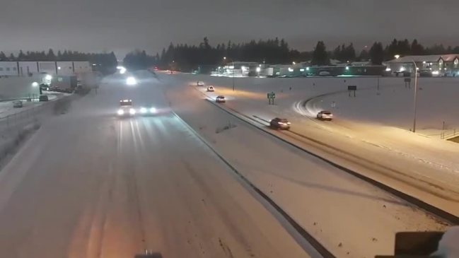 Salju Menutupi Jalan British Columbia Setelah Badai Musim Dingin ‘Intens’