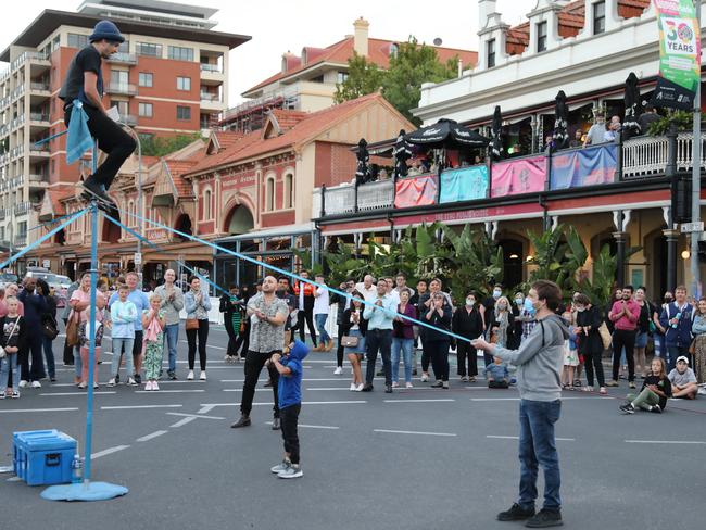 A busker entertains the crowd on East Terrace.. 18 February 2022. Picture Dean Martin