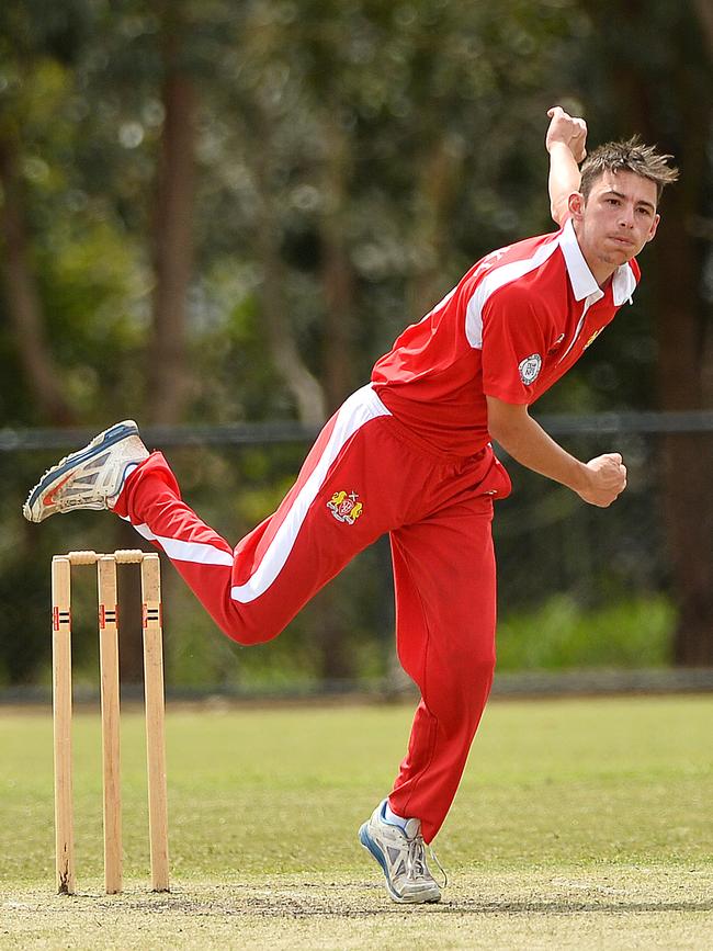 Kierran Voelkl bowling for Casey South Melbourne in 2014.