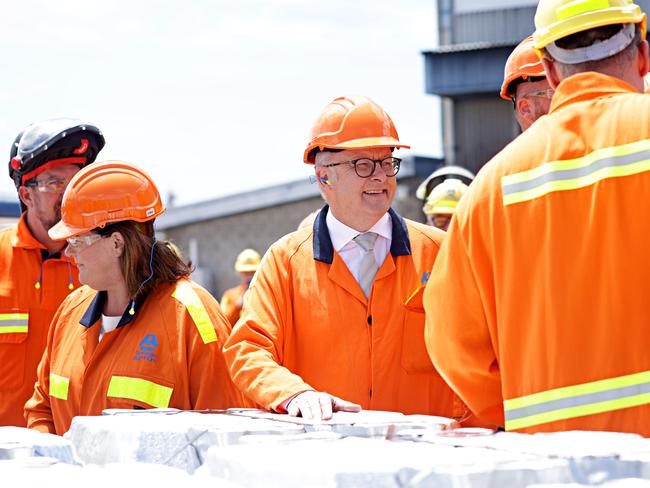 TOMAGO, AUSTRALIA, NewsWire Photos. JANUARY 20, 2024. Prime Minister Anthony Albanese speaking to workers at Tomago Aluminium. Picture: NewsWire/ Adam Yip