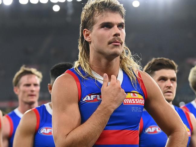 MELBOURNE, AUSTRALIA - MARCH 18: Bailey Smith and his Bulldogs team mates look dejected after losing the round one AFL match between Melbourne Demons and Western Bulldogs at Melbourne Cricket Ground, on March 18, 2023, in Melbourne, Australia. (Photo by Quinn Rooney/Getty Images)