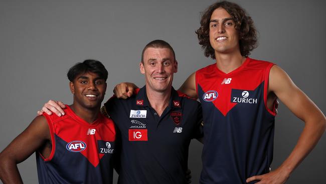 Melbourne coach Simon Goodwin with recruits Kysaiah Pickett (left) and Luke Jackson.