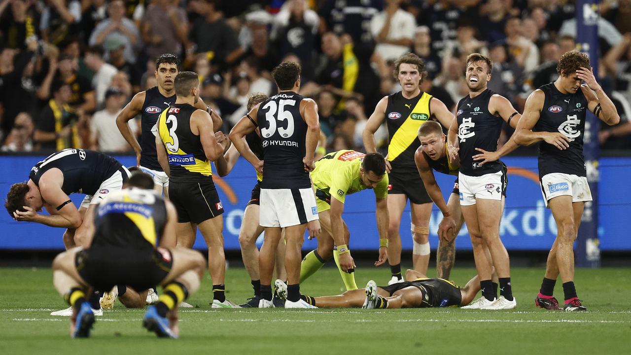 MELBOURNE, AUSTRALIA - MARCH 16: Players from both sides react on the final siren during the round one AFL match between Richmond Tigers and Carlton Blues at Melbourne Cricket Ground, on March 16, 2023, in Melbourne, Australia. (Photo by Daniel Pockett/Getty Images)