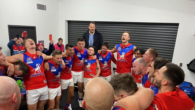 Port Melbourne Colts sing the song.