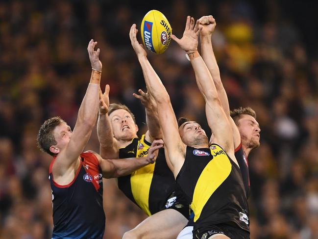 Richmond’s Todd Elton attempts to mark in front of Jack Riewoldt at the MCG in 2017.