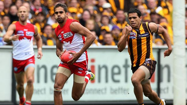 Lewis Jetta wheels off with Cyril Rioli in hot pursuit.