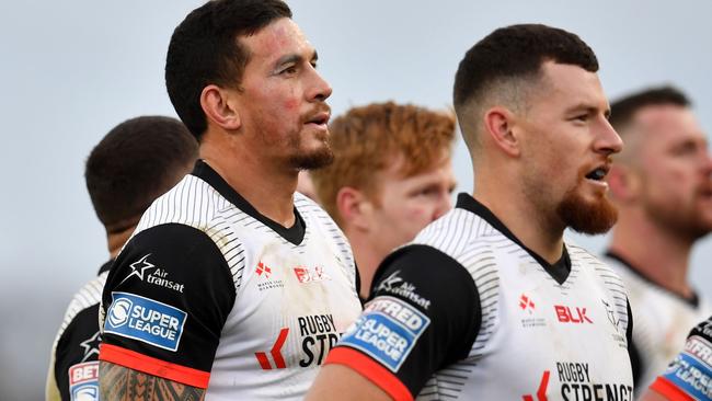 Toronto Wolfpack's New Zealand player Sonny Bill WIlliams (L) during the English rugby league super league match between Castleford Tigers and Toronto Wolfpack at Emerald Headingley Stadium in Leeds, northern England on February 2, 2020. - Toronto's star signing Sonny Bill Williams, a former All Black who has made the switch from rugby union to league starts on the bench in Toronto's opening game. New Zealand cross-code star Sonny Bill Williams will be allowed to cover up the Super League sponsors' logo due to his opposition to betting. (Photo by Paul ELLIS / AFP)