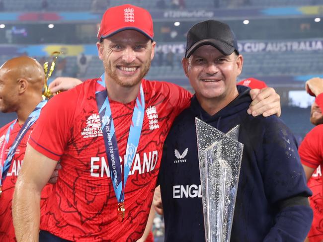 MELBOURNE, AUSTRALIA - NOVEMBER 13: Jos Buttler of England and Matthew Mott head coach of England celebrate with the ICC Men's T20 World Cup Trophy after winning the ICC Men's T20 World Cup Final match between Pakistan and England at the Melbourne Cricket Ground on November 13, 2022 in Melbourne, Australia. (Photo by Mark Kolbe/Getty Images)